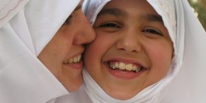 foto av en mor og et barn som har på hvit hijab