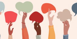 Illustrasjon av hender som holder snakkebobler