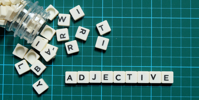 foto av plastbrikker med bokstaver hvor det står Adjektive