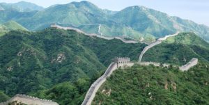 Bilde av en mur bygget i et landskap