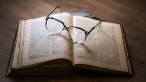 foto av en bok med briller som ligger oppå