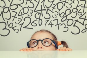 havada rakamları izlerken bir kız çocuğu