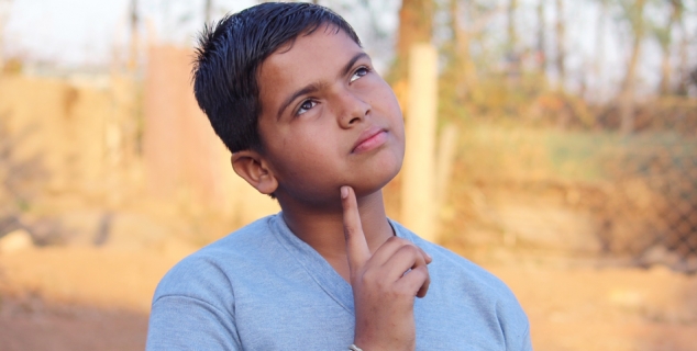 Foto av en gutt som tenker