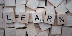 Bilde av klosser av tre med bokstavene LEARN på