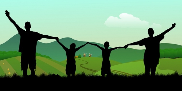 Illustrasjon av en famile som står på en ås og holder hender