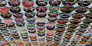 Bilde av mange fargerike hatter