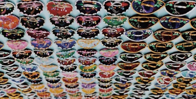 Bilde av mange fargerike hatter