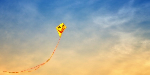 Tegning av en gul drage på himmelen