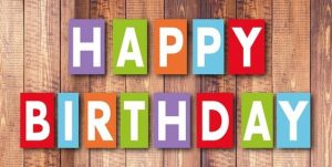 happy birthday skrevet i bokstaver med ulike farger