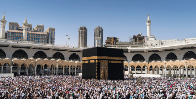 Bilde av mange muslimer som samles i byen Mekka