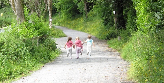 Bilde av 3 barn som går en tur i skogen