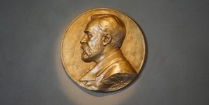 Bildet viser en gullmynt- nobels fredpris