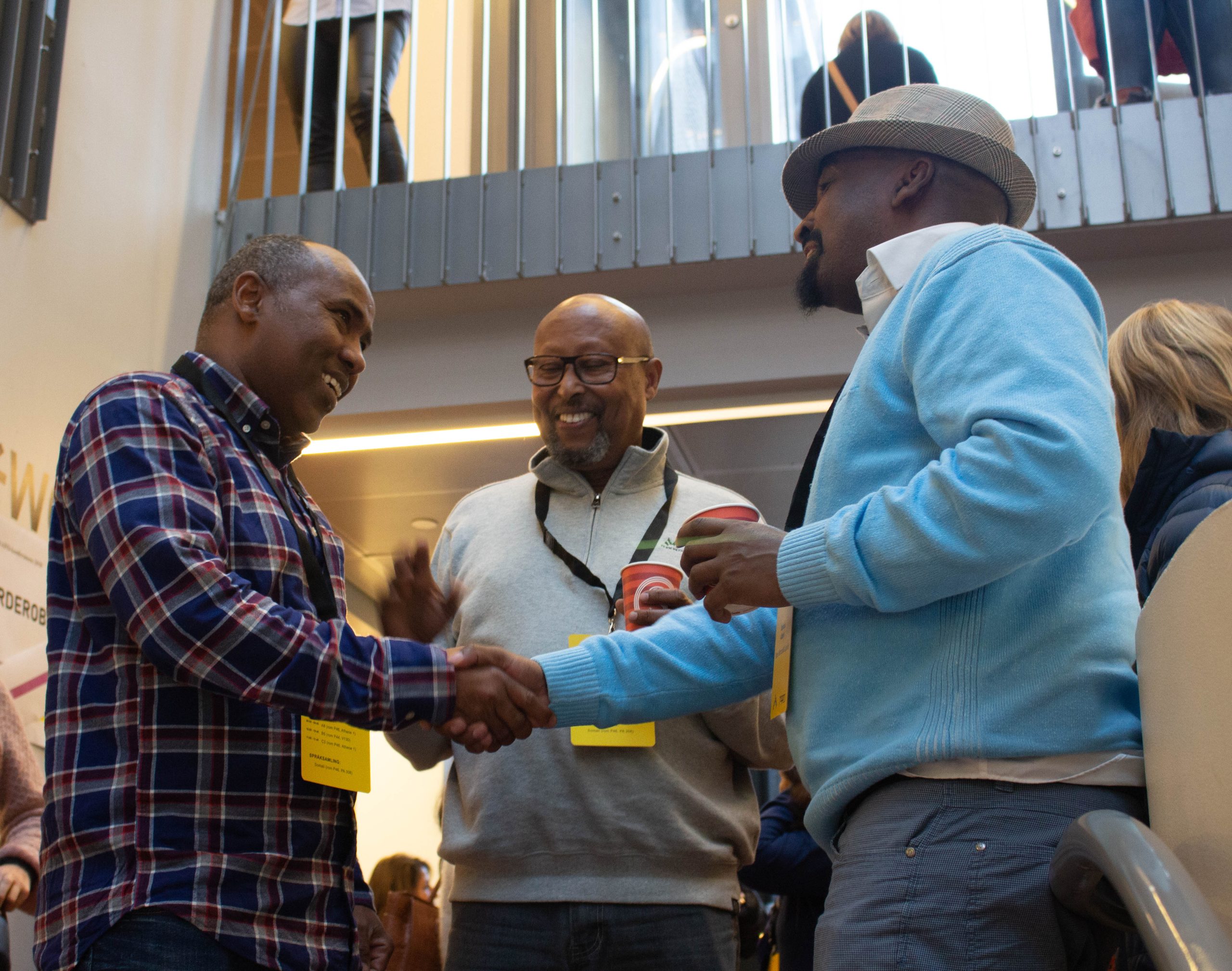 Bilde av to mennesker som håndhilser (Abdi og Osman)