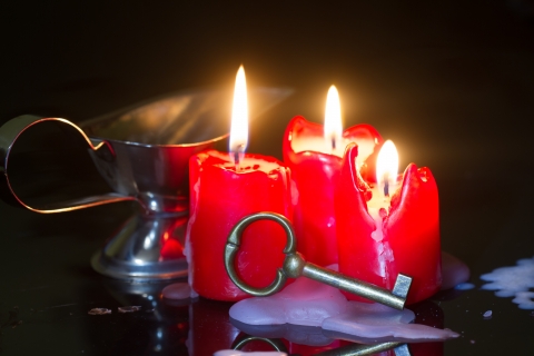 Foto av lys, stearin og nøkkel.