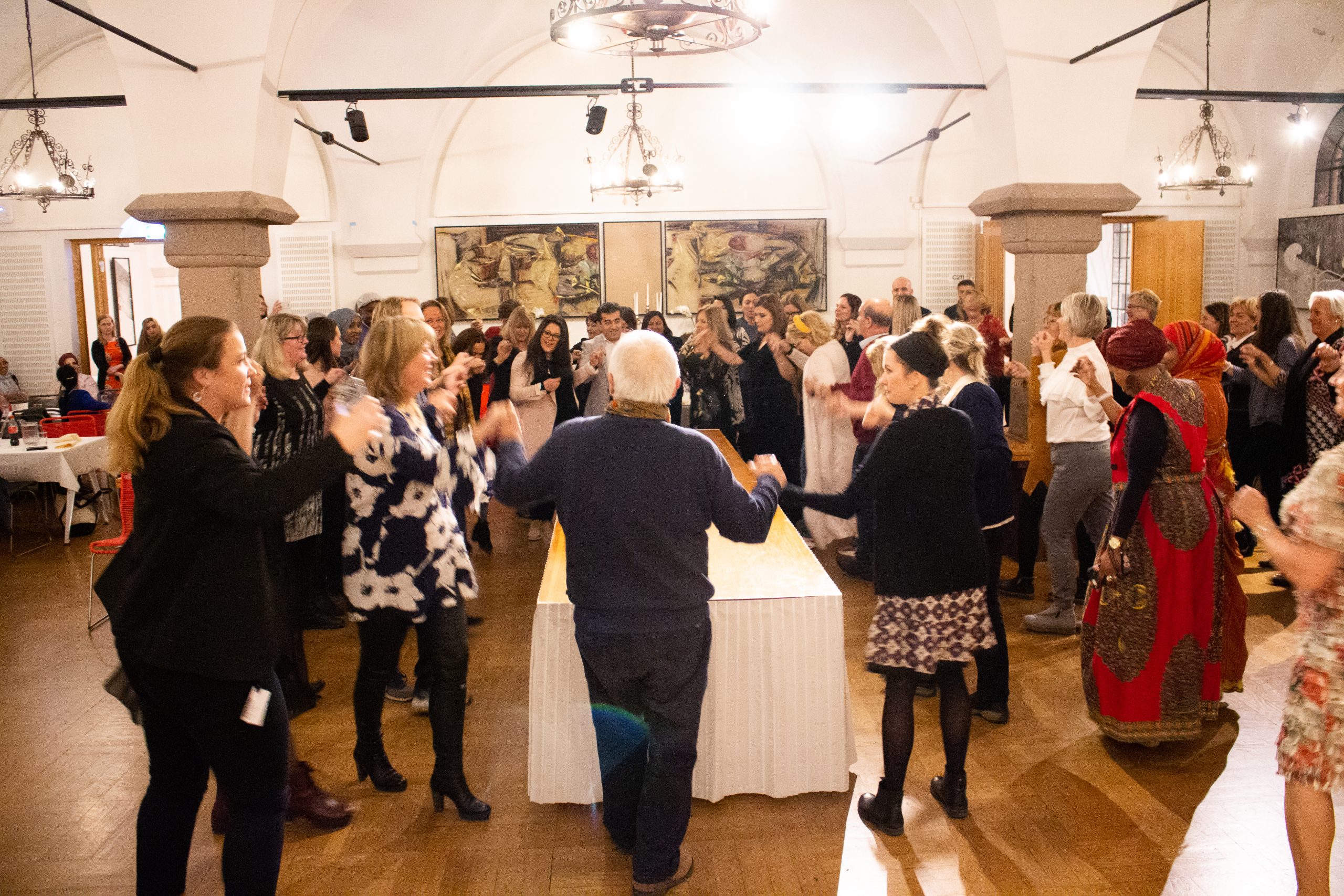 Bilde av dansende mennesker p&aring; NAFO-konferansen