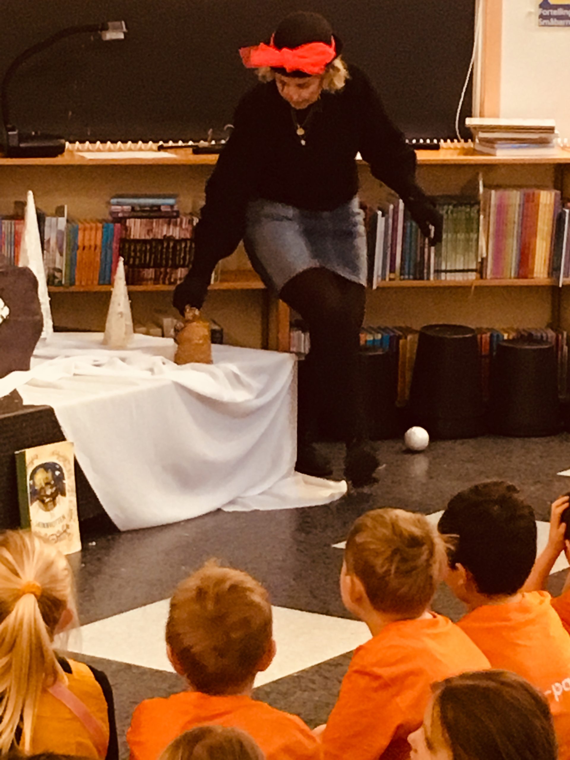 Dame som gjennomf&oslash;rer et pantomineteater