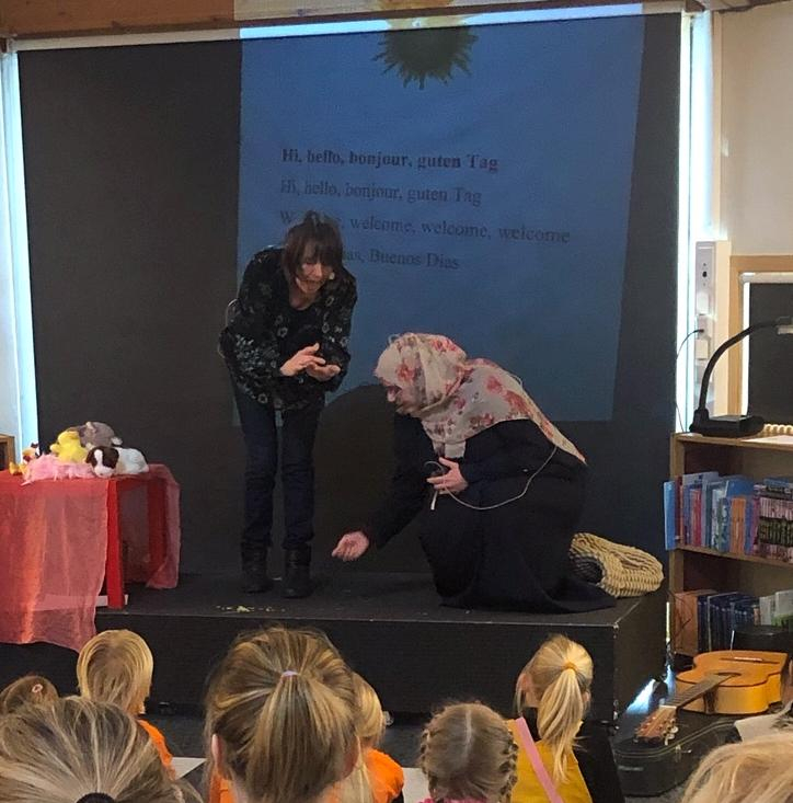 To damer som dramatiserer et eventyr 