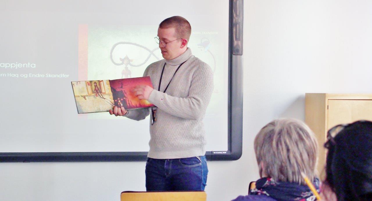 En person leser h&oslash;yt fra en bok 