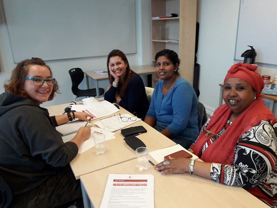 Gruppebilde av flerspr&aring;klige l&aelig;rere sendt sammen med bursdagshilsen til Tema Morsm&aring;l fra &Aring;lesund kommune