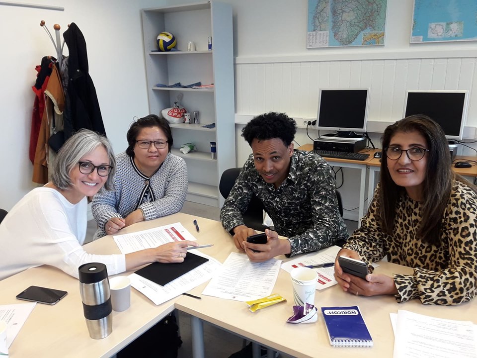 Gruppebilde av flerspr&aring;klige l&aelig;rere sendt sammen med bursdagshilsen til Tema Morsm&aring;l fra &Aring;lesund kommune