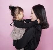 foto av en mamma som holder et barn