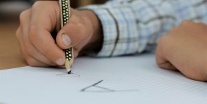 foto av en hånd som skriver