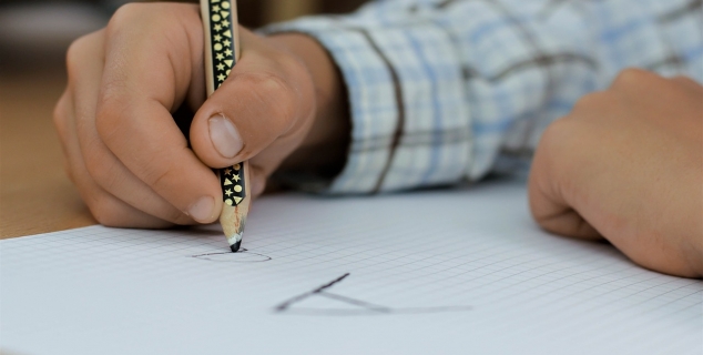 foto av en hånd som skriver