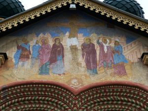 Bilde av et veggmaleri av Jesus på korset