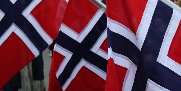 nærbilde av 3 norske flagg