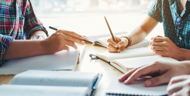 Foto av noen som studerer