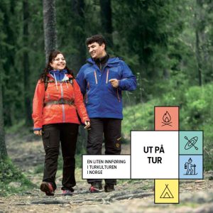 En kvinne og en mann går på tur i skogen