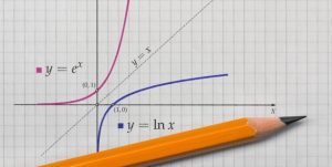 Bilde som viser en graf på et ruteark, over arket ligger det en blyant