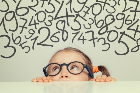 Foto av barn som ser på tall. fotografi. Myst/Adobestock