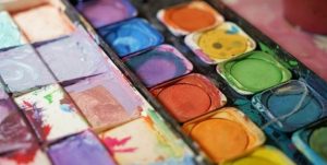 Bilder i farger. Mange farger i et maleskrin.