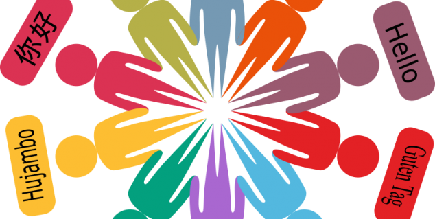 Žmonių figūros stovi ratu ir plakatai su žodžiu labas ivairiomis kalbomis