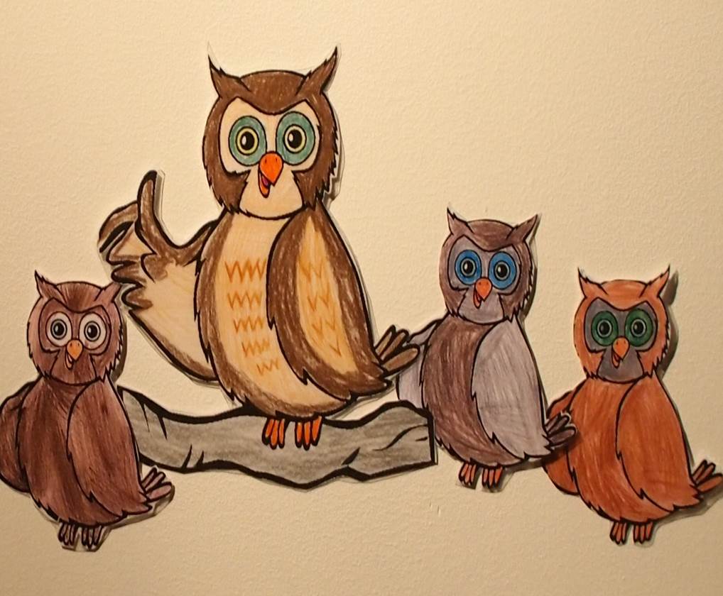 Tegning av ei uglemor og tre ugleunger