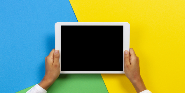 Barnehender holder nettbrett med fargerik bakgrunn vejaa