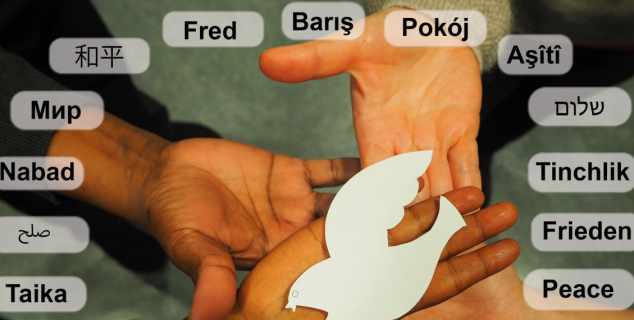 Et bilde med hender som møtes, en fredsdue og ordet FRED skrevet på flere språk