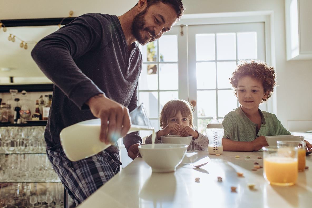bilde som viser far og to sønner spise frokost